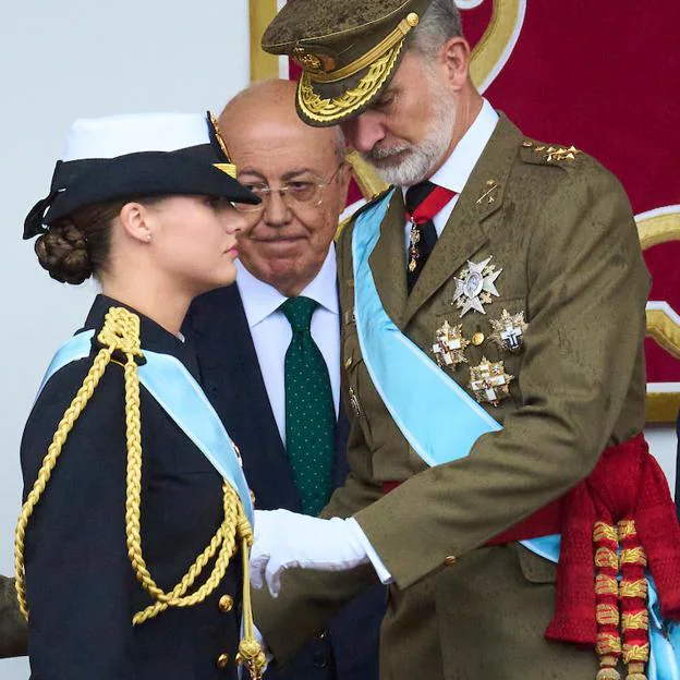 El momento en el que el rey Felipe ajustaó la banda de la Orden de Carlos III que llevaba Leonor. 