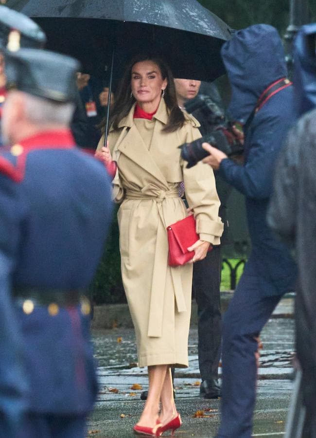 La impactante gabardina que lució Letizia llamó la atención en el desfile del Día de la Hispanidad. (FOTO: LIMITED PICTURES) 