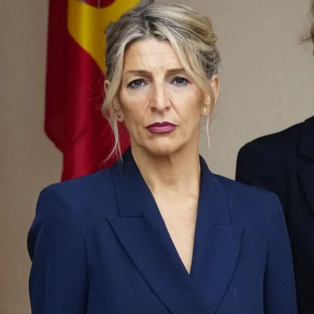 Yolanda Díaz escoge el vestido abrigo más bonito para el Día de la Hispanidad que vas a querer copiar en tu próximo look de invitada