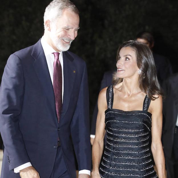 La reina Letizia sorprende en el Premio Planeta con un look de gala con tirantes: estrena vestido negro de Carolina Herrera con joyas espectaculares