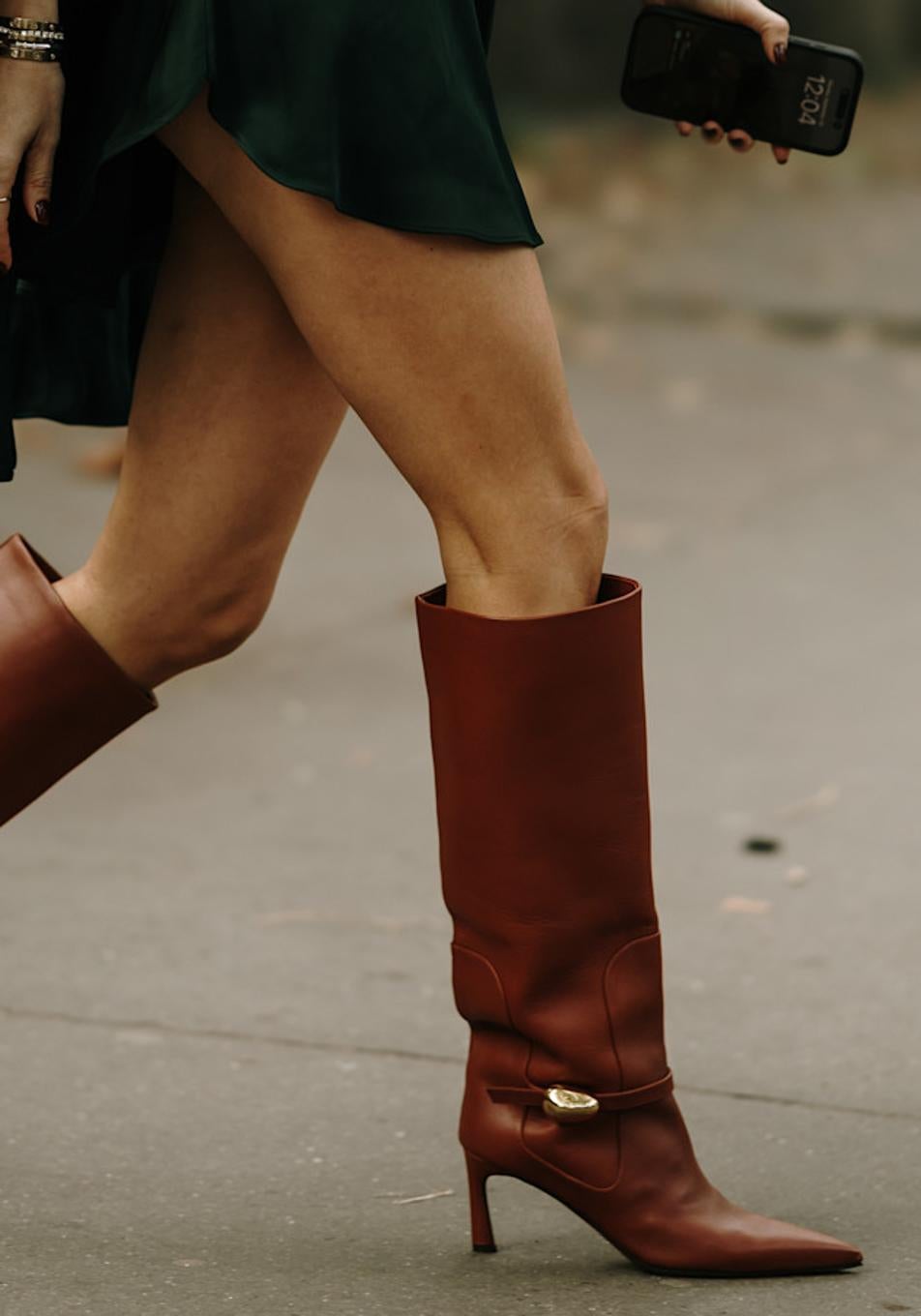 Los zapatos tendencia que mi madre de 55 años se ha comprado porque estilizan la figura y elevan sus looks de otoño