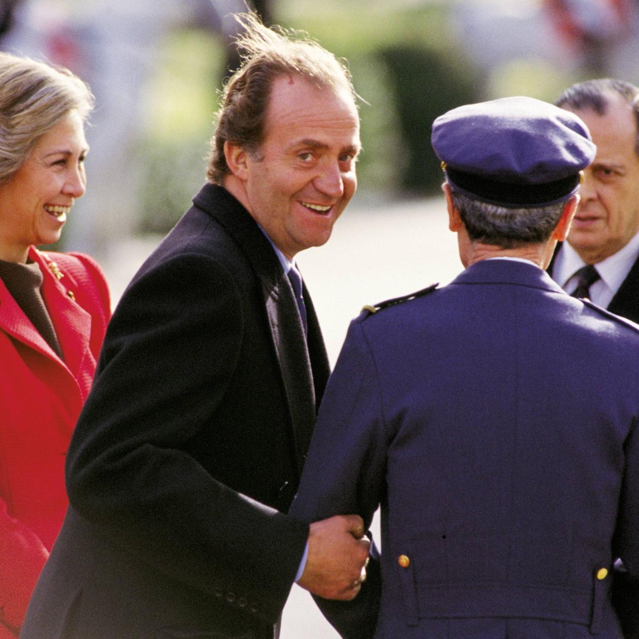 El rey Juan Carlos bromea en presencia de la reina Sofía y, al fondo, Sabino Fernández Campos. /GETTY IMAGES