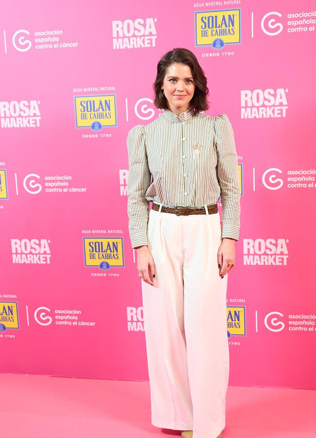 Isabelle Junot con camisa de rayas y pantalones palazzo. Foto: Limited Pictures.