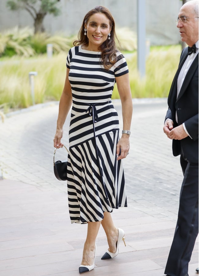 Paloma Segrelles luciendo un vestido de aire veraniego y playero con zapatos de tacón bicolor. GTRES.