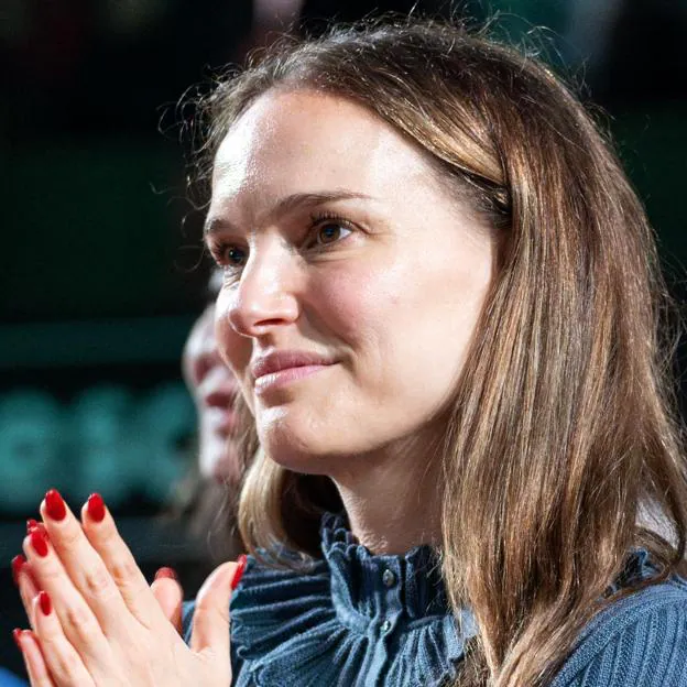 Natalie Portman con una manicura en color rojo.