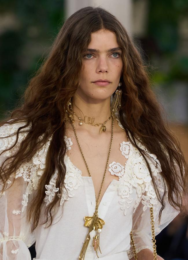 Un look con melena boho en el desfile de Chloé. Foto: Launchmetrics spotlight.