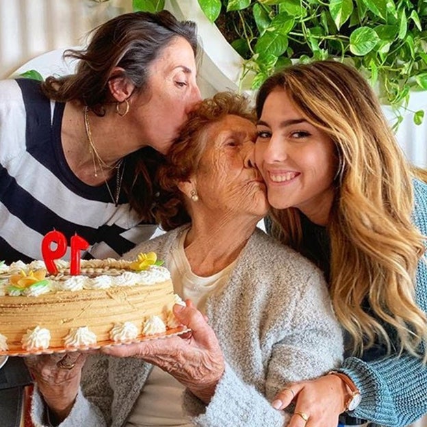 Madre, hija y nieta celebrando el cumpleaños de Dolores Díaz. 