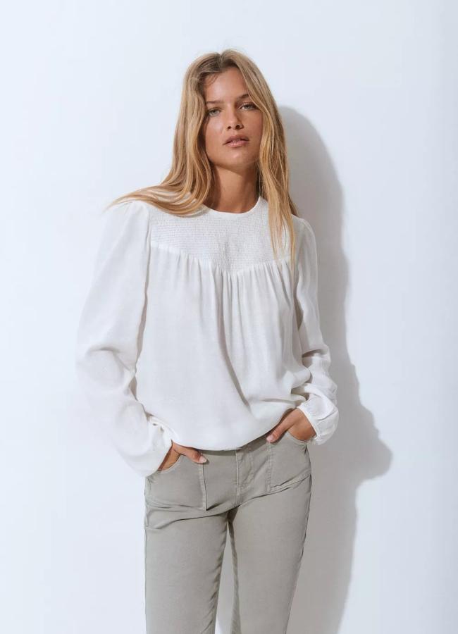 Blusa blanca de estilo romántico de Brownie. 