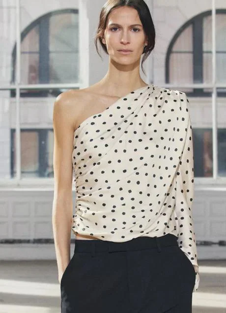 Top con estampado de lunares de Zara (35,99 euros)