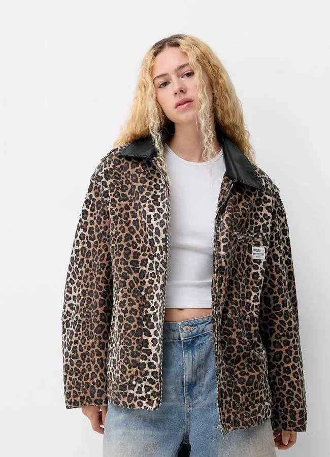 Chaqueta de leopardo de Bershka.