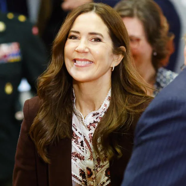 Mary de Dinamarca en su viaje oficial a Alemania: un look impecable con el blazer burdeos de moda