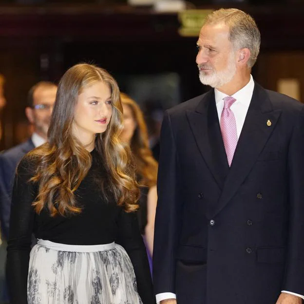 La princesa Leonor junto al rey Felipe VI en el inicio del Concierto Premios Princesa de Asturias.