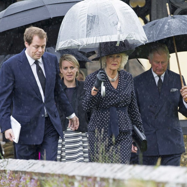 La reina Camilla junto a Carlos III y sus dos hijos, Tom y Laura. 