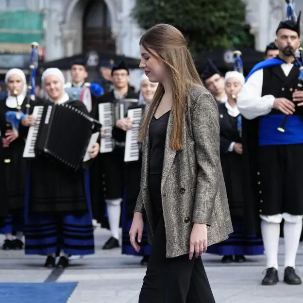 La infanta Sofía sorprende con su look más favorecedor en los Premios Princesa de Asturias 2024: un dos piezas negro con blazer metalizado