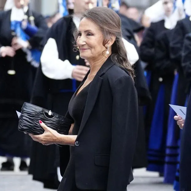 Paloma Rocasolano, muy elegante en los Premios Princesa de Asturias con vestido con encaje y los zapatos favoritos de la reina Letizia