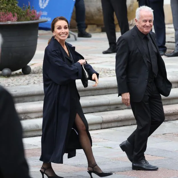 Ana Belén junto a Victor Manuel en la entrada de los Premios Princesa de Asturias.