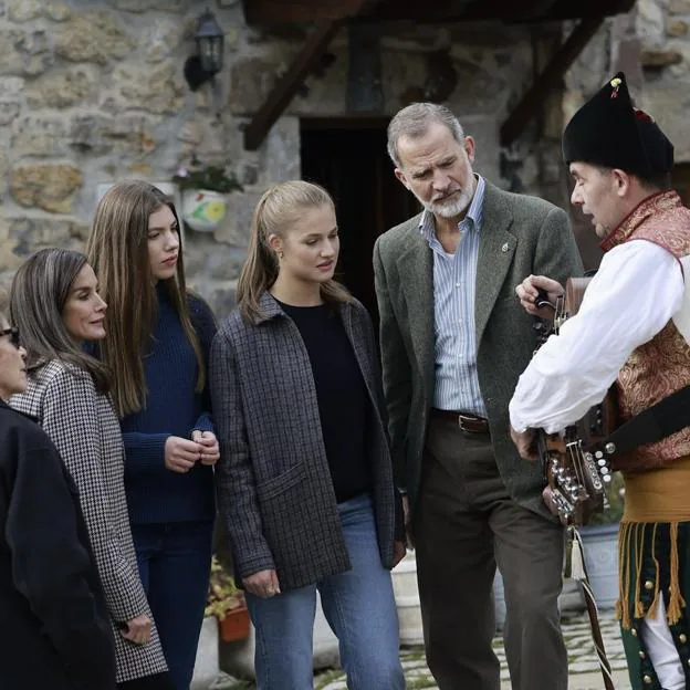 La familia real se interesó mucho por el funcionamiento de la zanfona, un instrumento típico. 