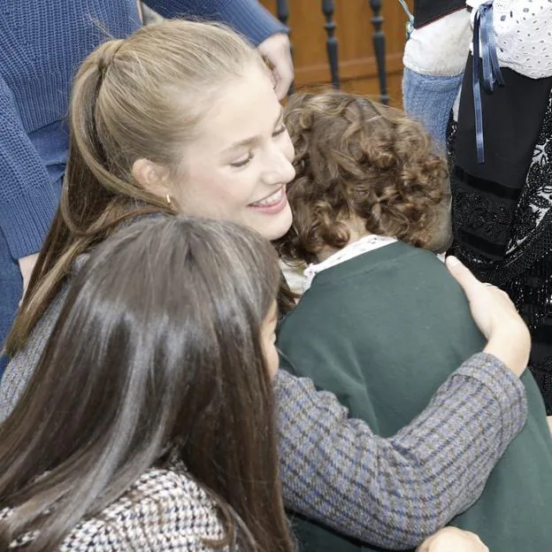 Leonor no se resistió a abrazar a los niños de Sotres: solo son cinco. 