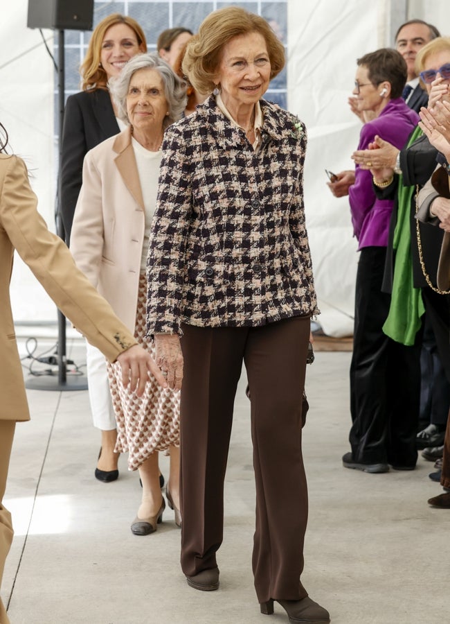 La reina Sofía con uno de sus característicos looks formado por chaqueta de tweed y pantalón recto. GTRES.