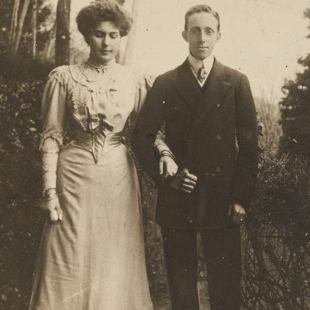 Alfonso XIII y Victoria Eugenia, ya comprometidos, en un viaje al Reino Unido en enero de 1906. 