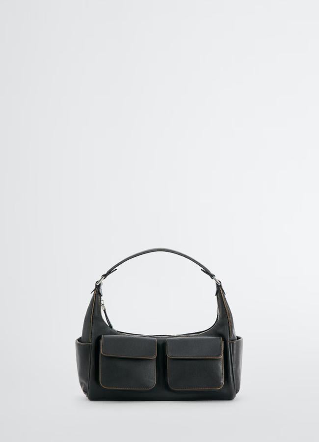 Bolso de hombro con aspecto vintage de Mango Outlet.