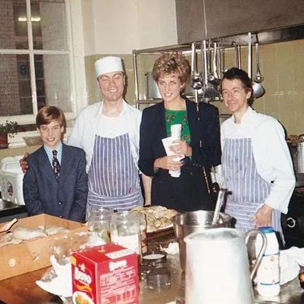 Un joven Guillermo junto a su madre, la princesa Diana de Gales. 