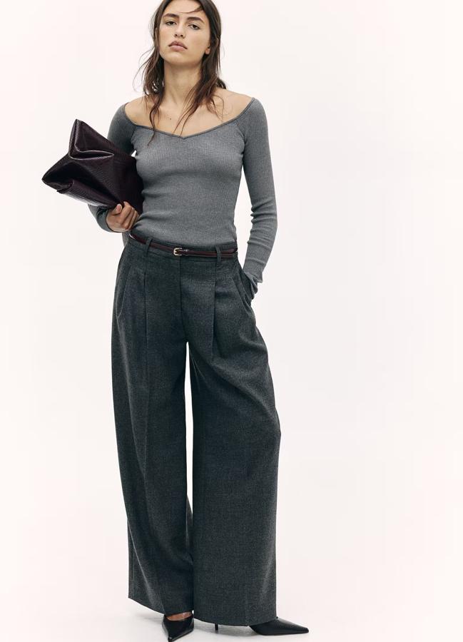 Total look gris con pantalones de vestir y jersey bardot