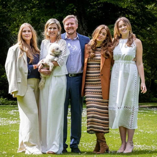 Los reyes de Holanda junto a sus tres hijas y su mascota. 