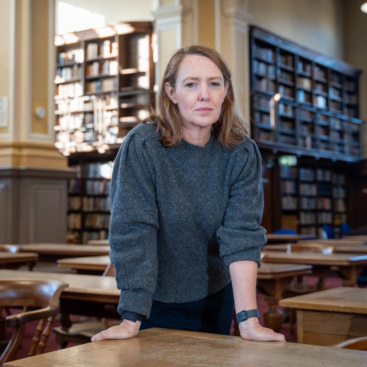 Paula Hawkins, autora de La chica del tren que publica La hora azul, fotografiada en la Edinburgh Central Library. /Llorenç osa