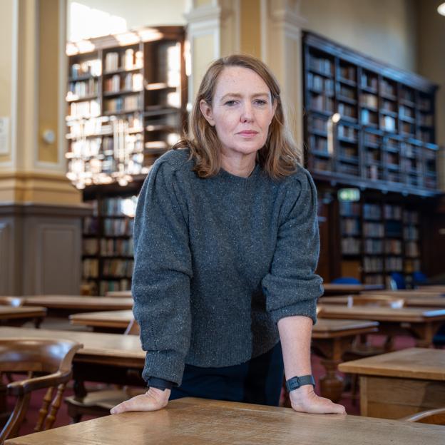 Paula Hawkins, autora de La chica del tren que publica La hora azul, fotografiada en la Edinburgh Central Library. 