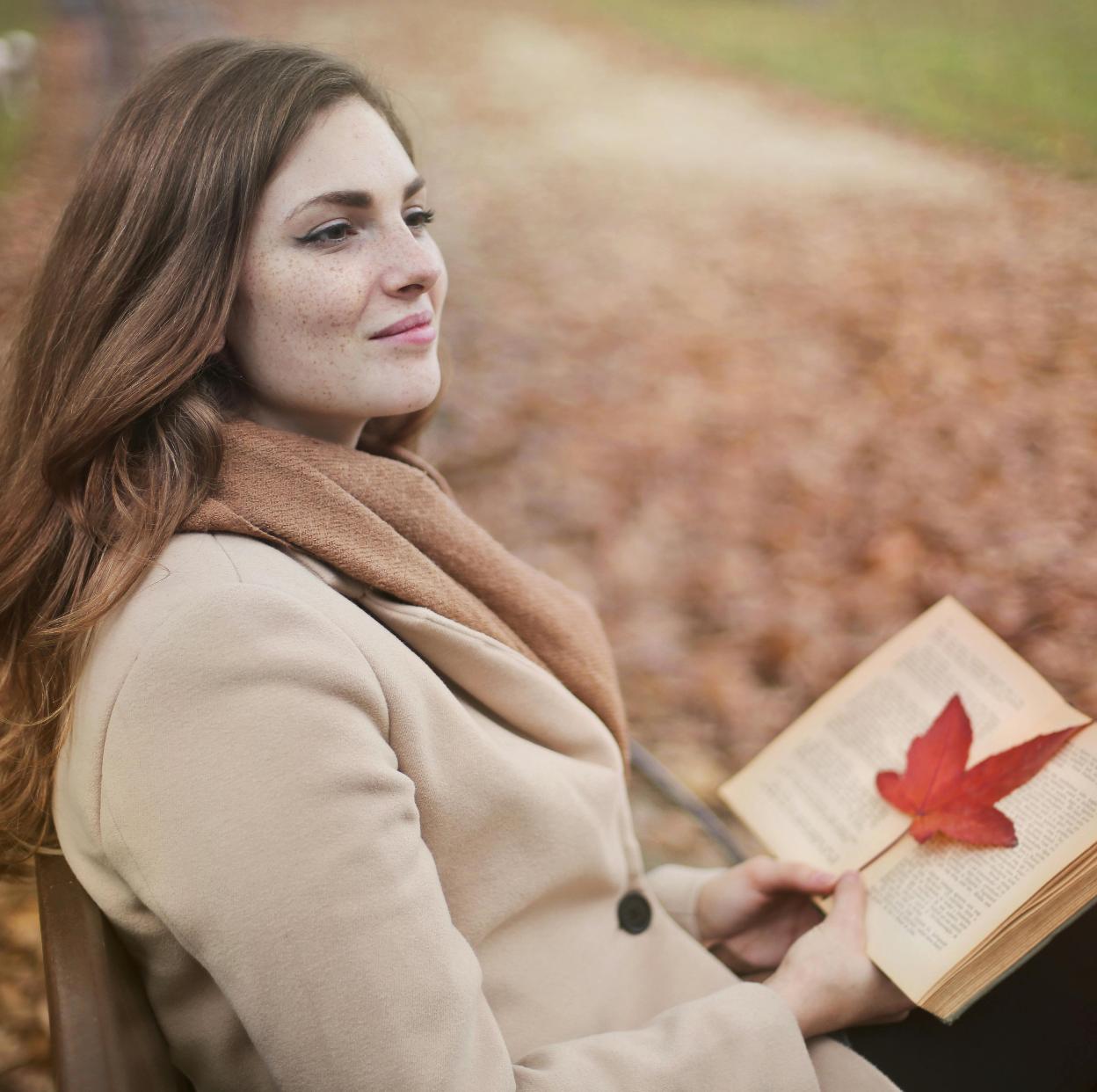 Leer un buen libro en un parque mientras disfrutamos del otoño es uno de los grandes placeres del mes de noviembre, y más si se trata de una novedad editorial./Pexels/olly