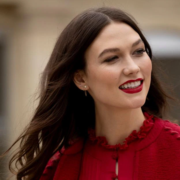 Burdeos, cerezas o granates, qué rojo de labios sienta mejor con tu tono de piel, según los maquilladores