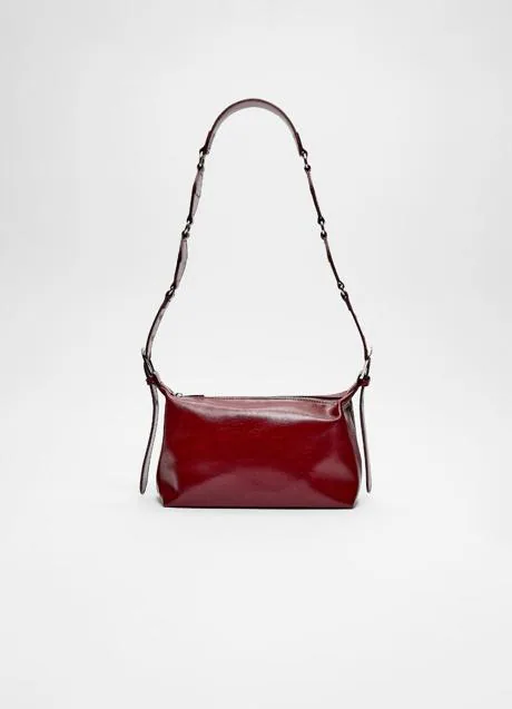 Bolso burdeos de Stradivarius (22,99 euros)