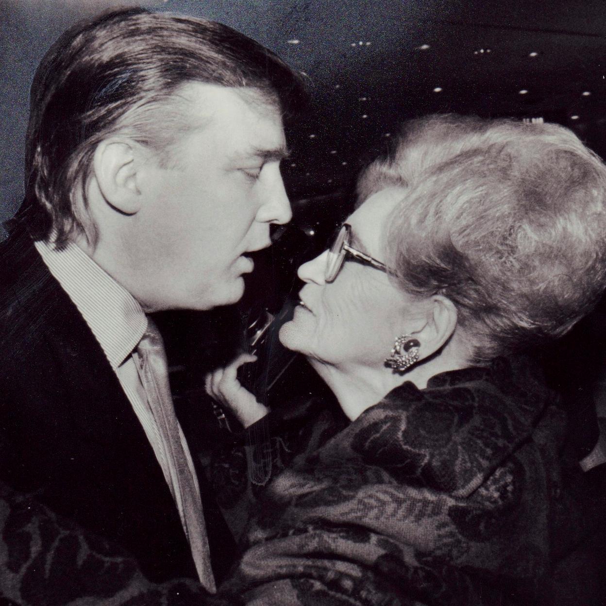 Donald Trump besa a su madre, Mary Anne MacLeod. /getty