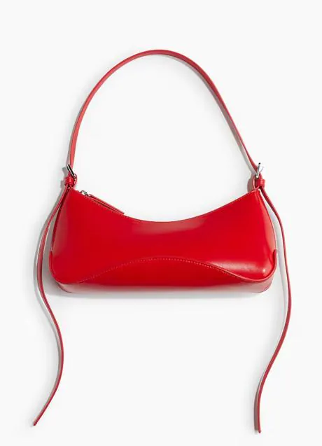 Bolso rojo de H&M (22,99 euros)