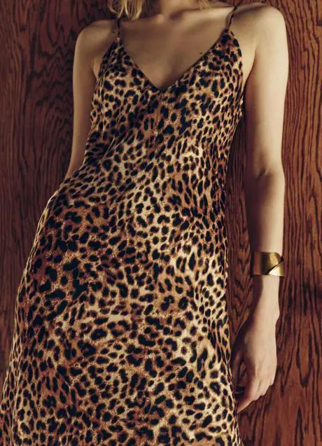 Vestido estampado de leopardo de Zara (39,99 euros)