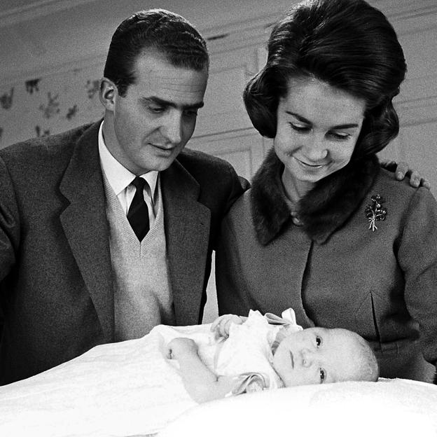 Doña Sofía y don Juan Carlos con la infanta Elena recién nacida.