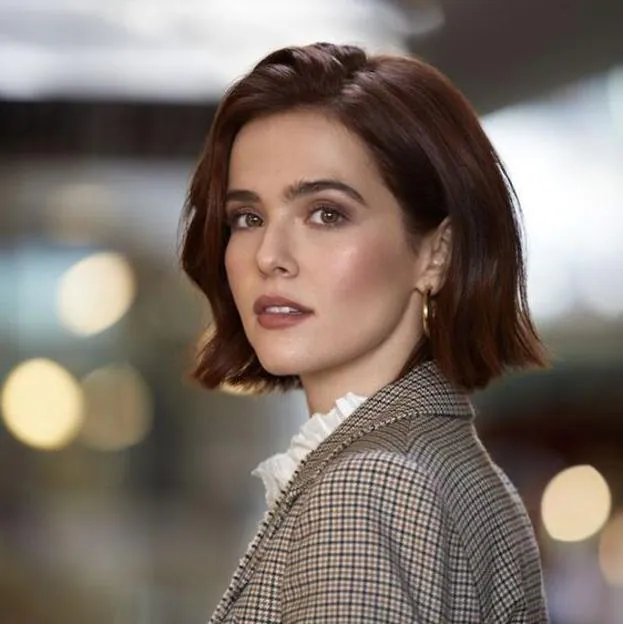 Zoey Deutch con corte de pelo bob de lado para cara redonda