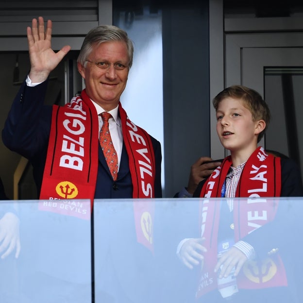 Emmanuel junto a su padre, el rey Felipe, en un partido de la selección belga cuando aún era un niño. 