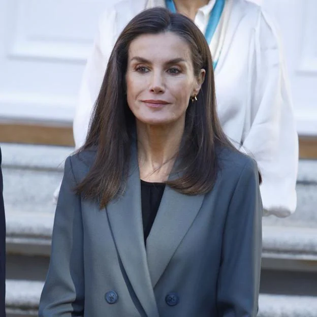 La reina Letizia retoma su agenda en el Palacio Real con un traje de chaqueta gris y unos pendientes de firma valenciana