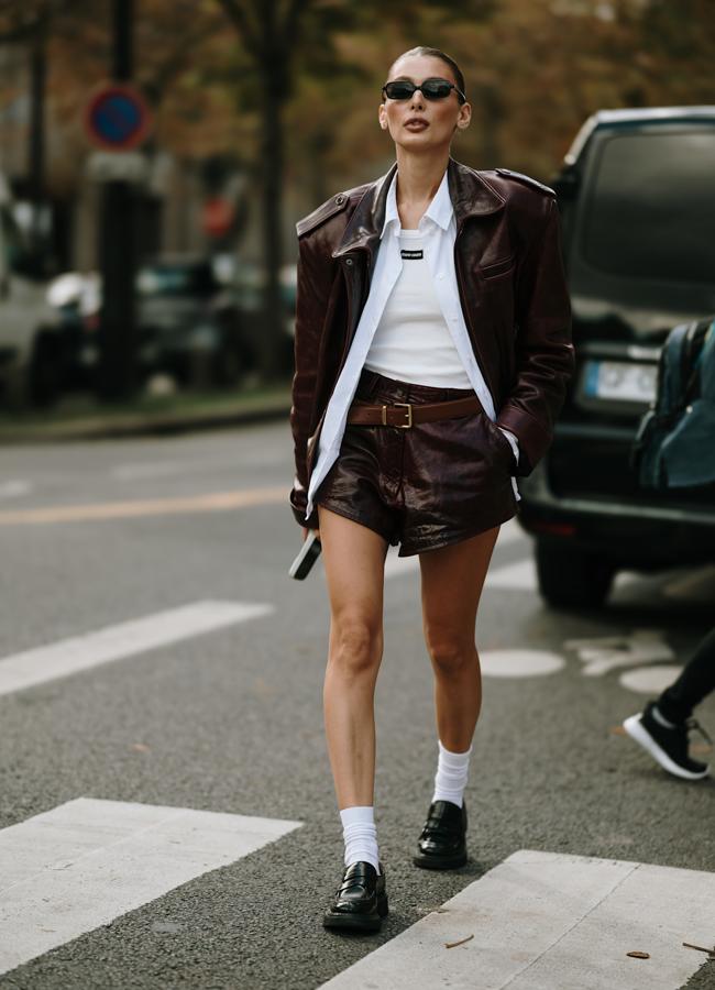 Un look con shorts y mocasines. Foto: Launchmetrics spotlight.