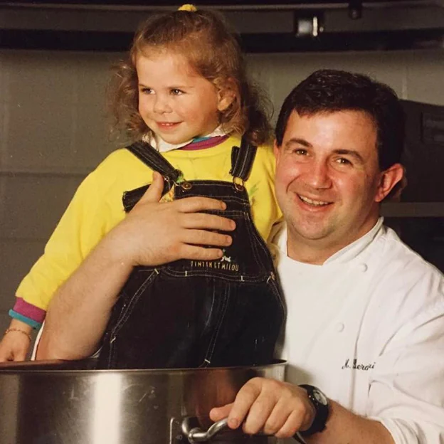 El cocinero con su hija cuando era pequeña. 