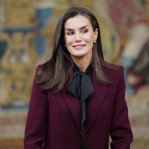 La reina Letizia en el Palacio Real, con un traje granate y blusa negra con lazo para recibir a los deportistas olímpicos y paralímpicos.