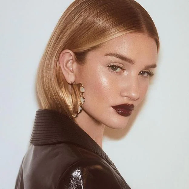 Rosie Huntington-Whieley con labios oscuros efecto gloss