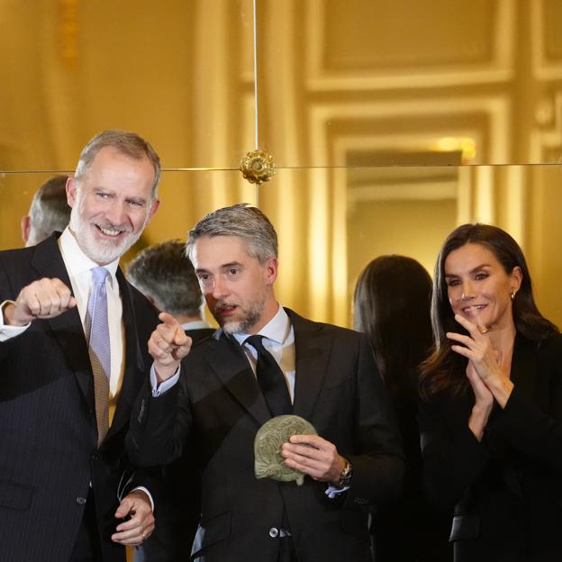 Los reyes entregan el Premio Francisco Cerecedo a Carlos Franganillo.