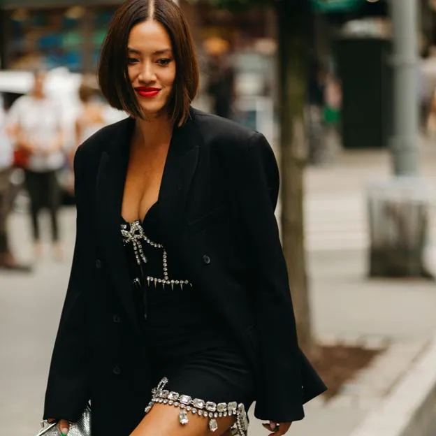 Un look de street style con un vestido negro corto.