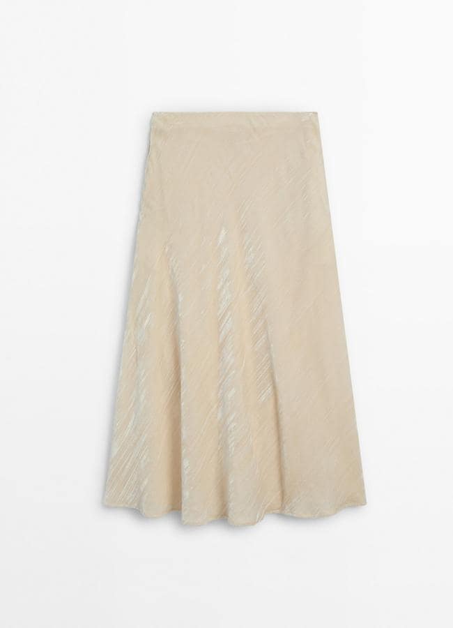 Falda de terciopelo blanca de Massimo Dutti, 89,95 euros.