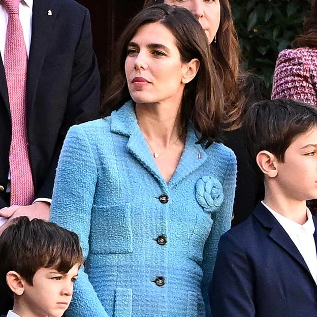 El look más elegante y aburrido de Carlota Casiraghi en el Día Nacional de Mónaco: abrigo clásico y los zapatos tendencia más románticos