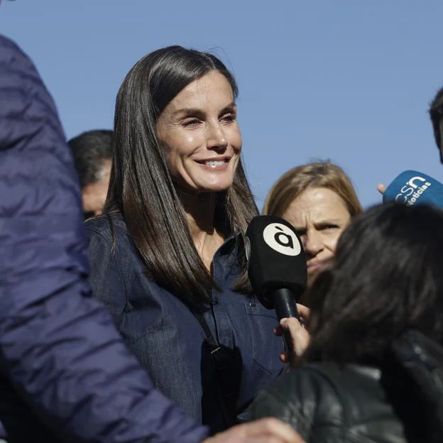 La reina Letizia borra con una sonrisa el mal recuerdo de Paiporta y confiesa el objetivo de su visita a los vecinos Chiva, Utiel y Letur: «Estar con ellos»