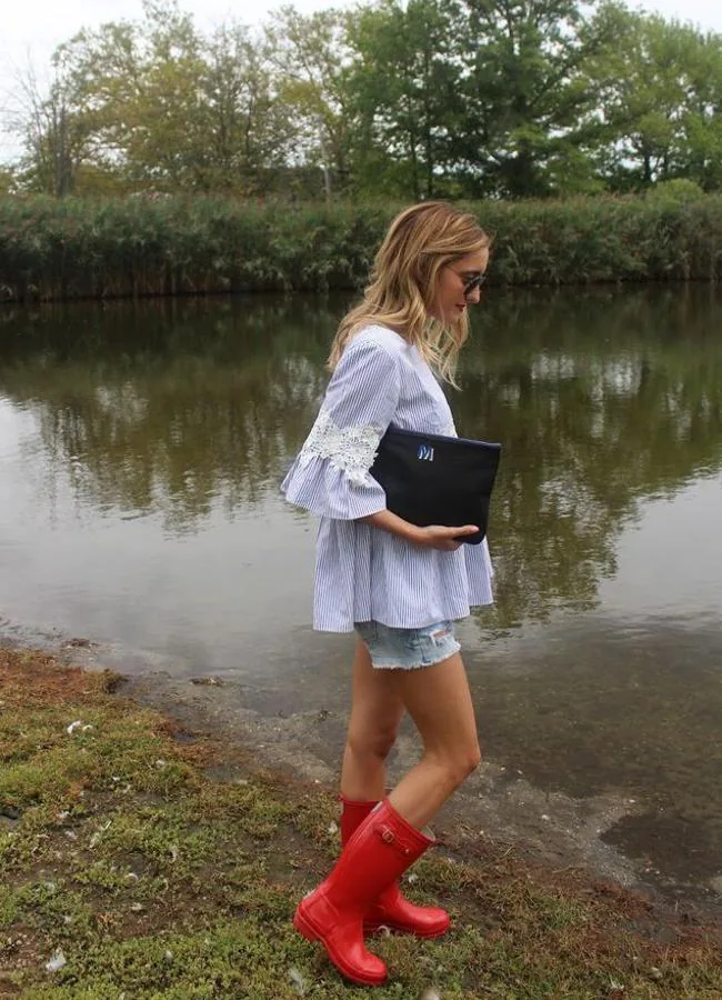 Influencer con blusa romántica de rayas y botas de agua rojas/@michellespaige